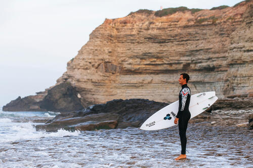 Planches, matos, sécurité : le surf pour les débutant·es