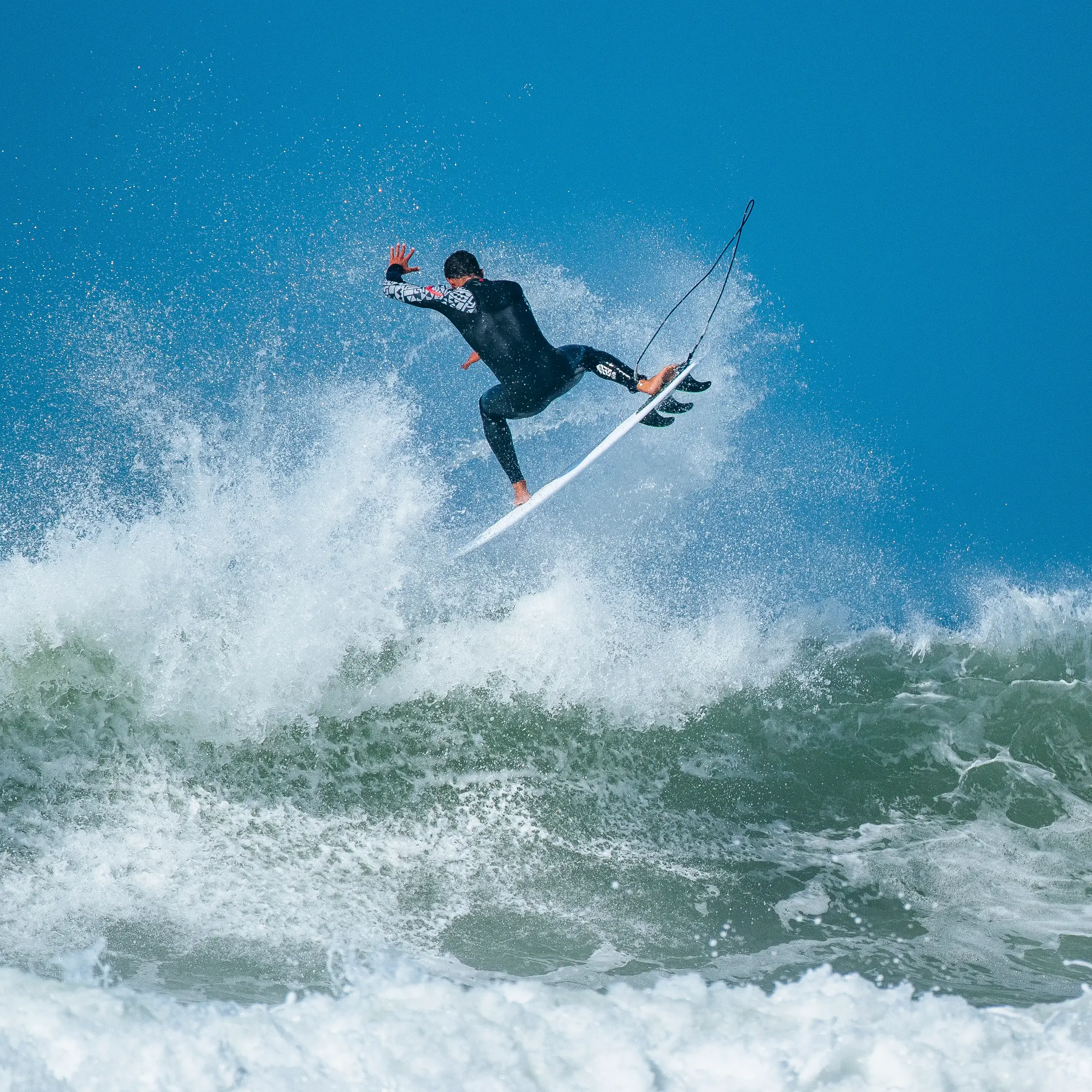 Hombre surfeando