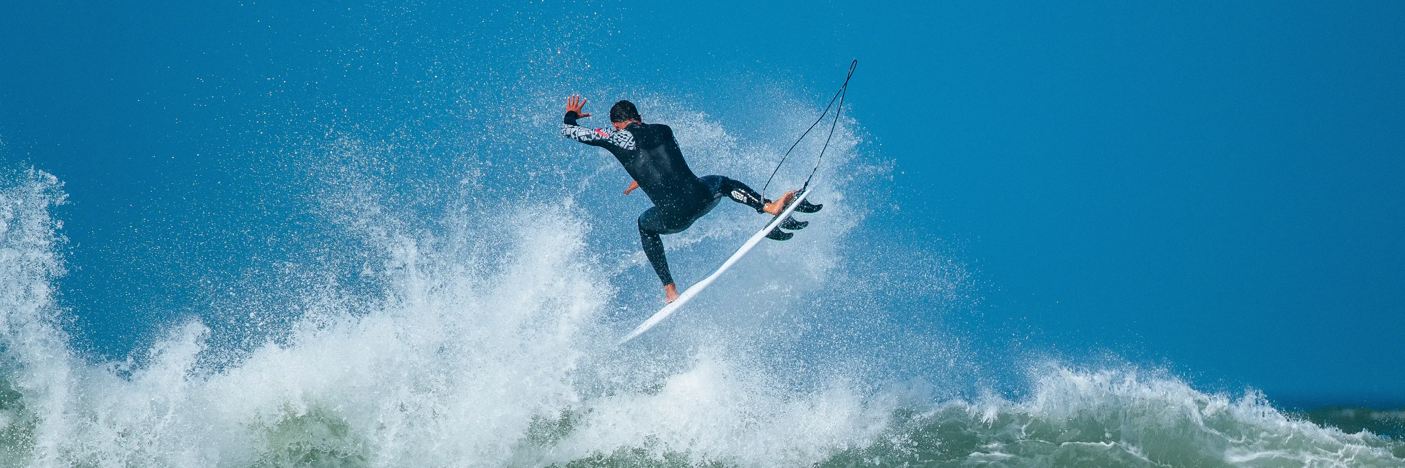 Hombre surfeando