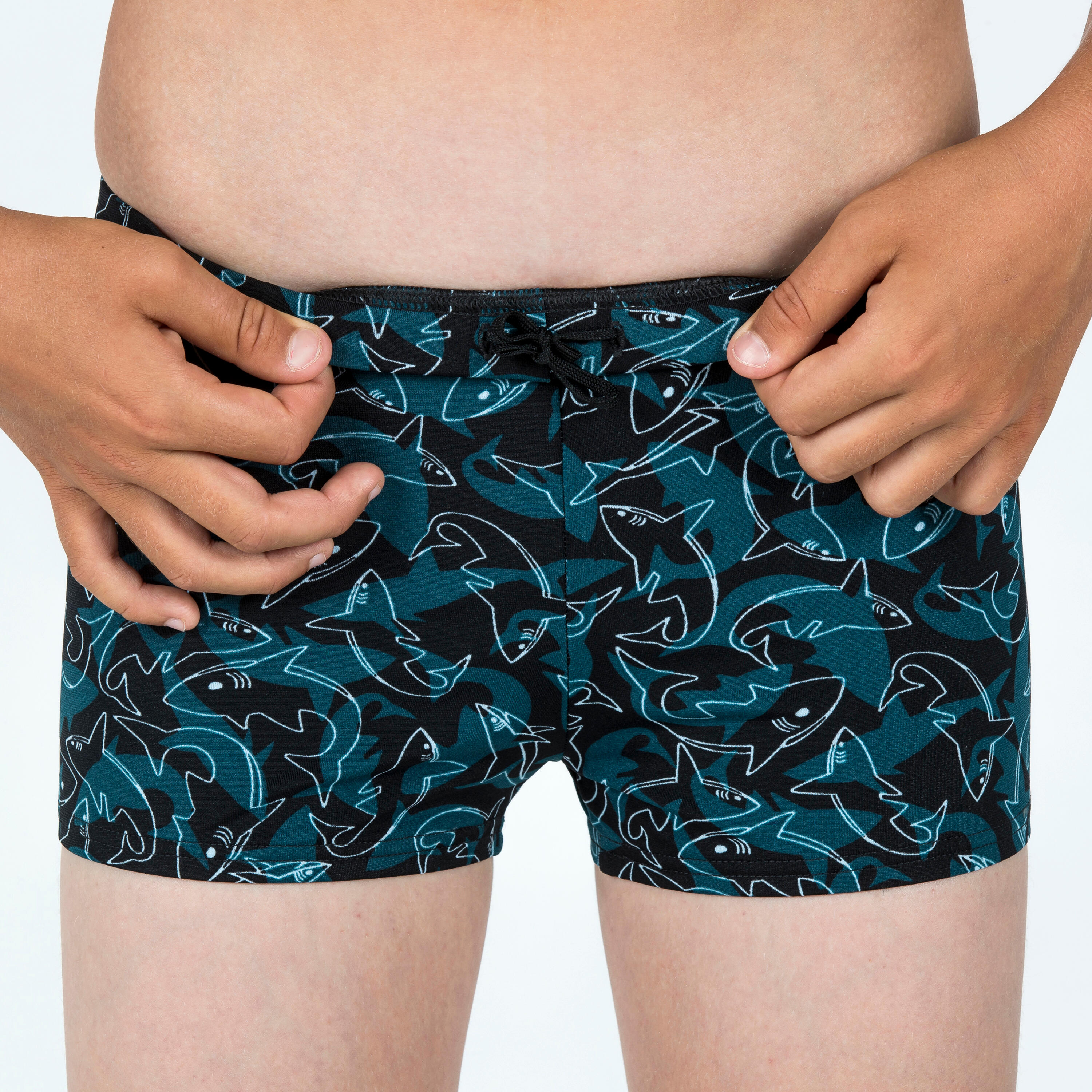 DECATHLON Chlapčenské boxerkové plavky 500 Fitib Shark čierno-modré 12-13 r (151-160 cm) · záber 5