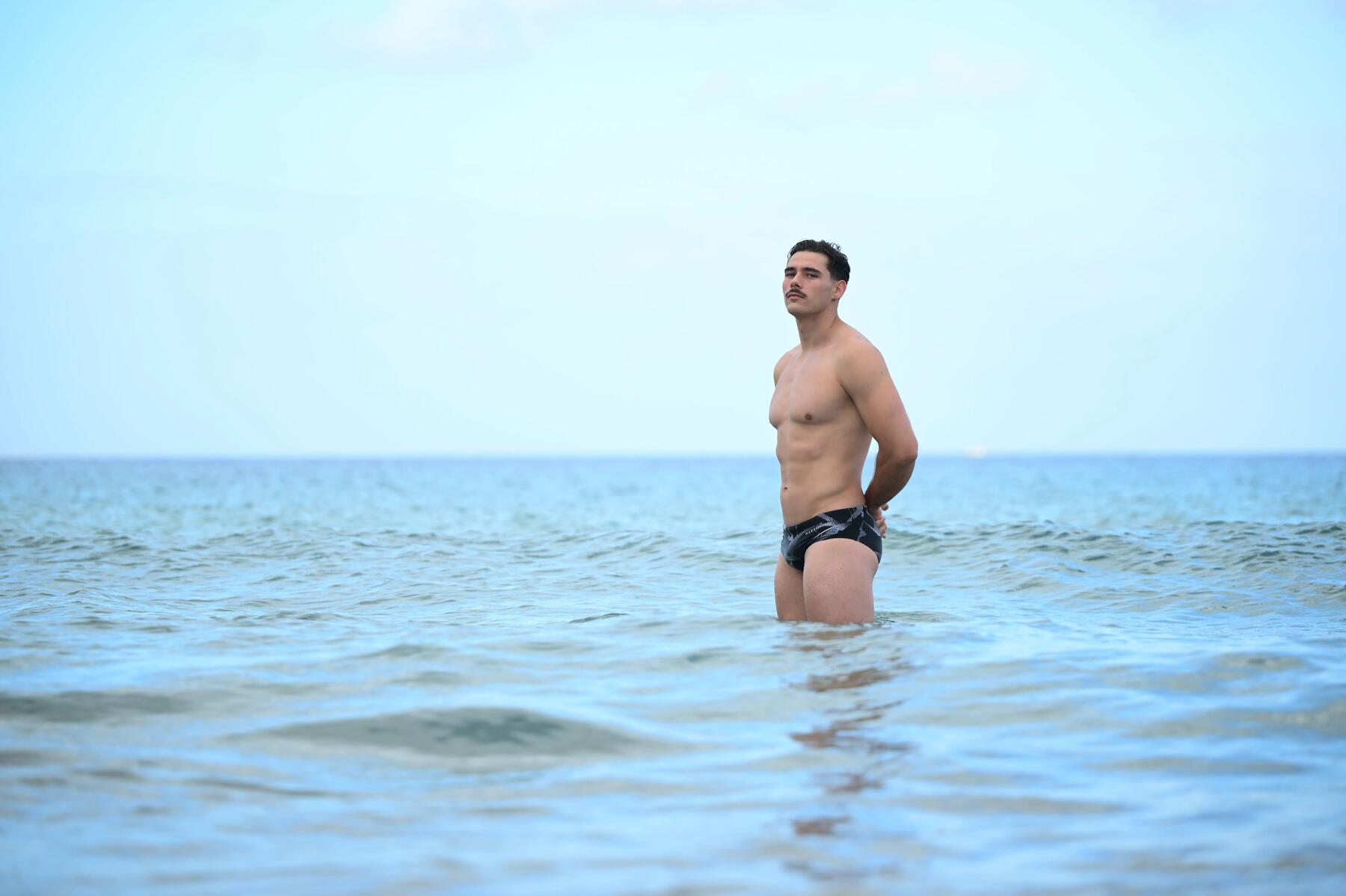Mann in kurzer Schwimmhose in kaltem Gewässer