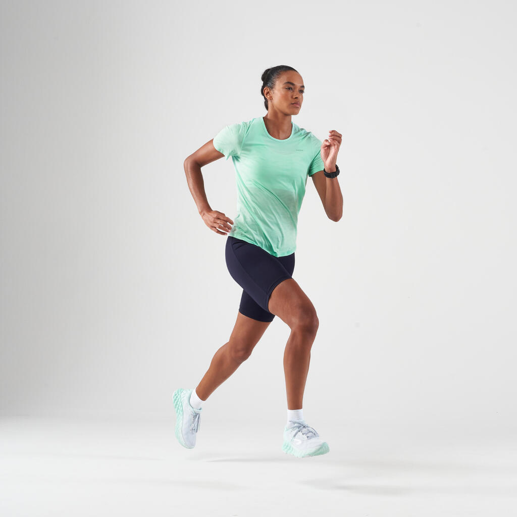 Sieviešu bezvīļu taku skriešanas T krekls “Kiprun Run 500 Comfort”, gaiši zaļš
