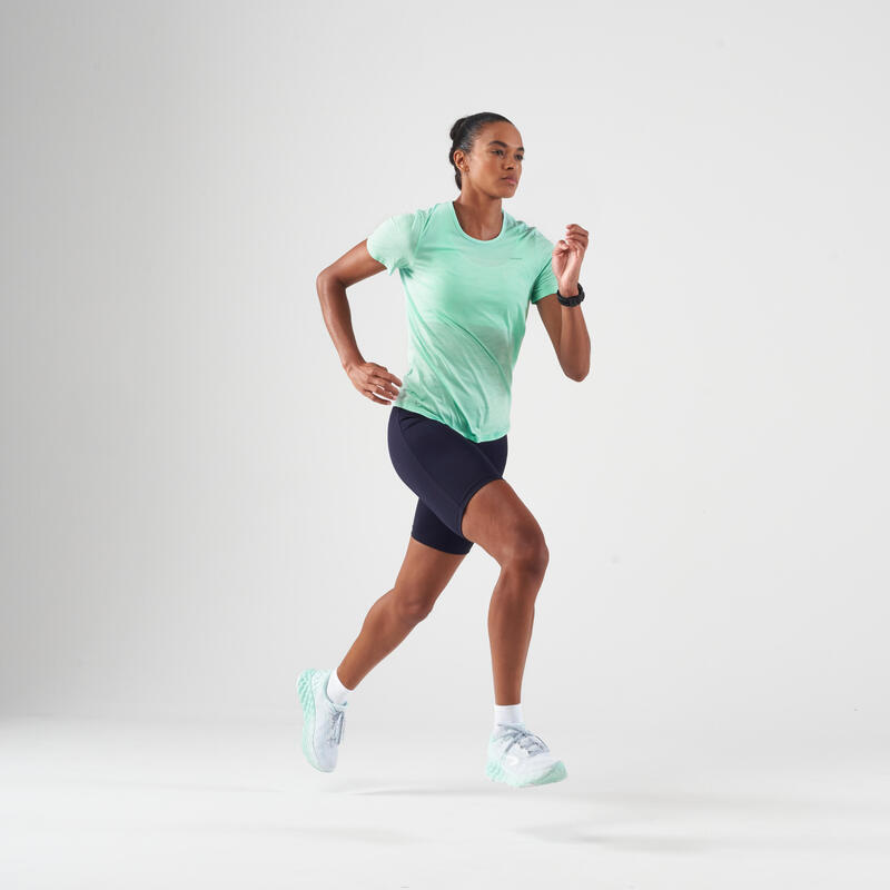 T-Shirt sem Costuras Corrida e Trail Running Mulher Run 500 Confort Verde-claro