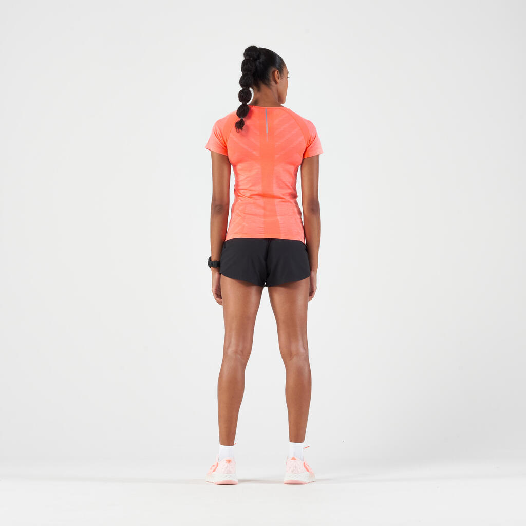 Sieviešu skriešanas bezvīļu T krekls “Kiprun Run 500 Comfort Slim”, koraļļu