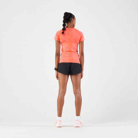 Moteriški besiūliai bėgimo marškinėliai „Kiprun Run 500 Comfort Slim“, koralų