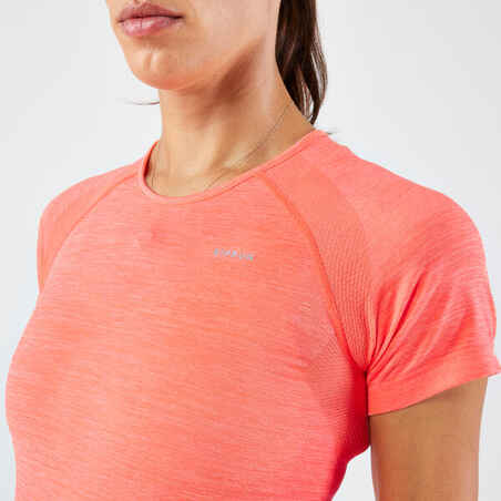 Moteriški besiūliai bėgimo marškinėliai „Kiprun Run 500 Comfort Slim“, koralų