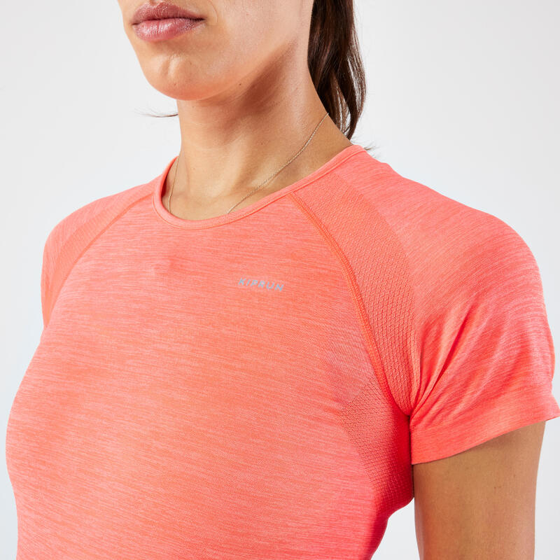Naadloos hardloop-T-shirt voor dames Run 500 Comfort slim fit koraalrood