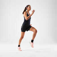 גופיית ריצה לנשים ללא תפרים דגם KIPRUN Run 500 Comfort - שחור / אפור כהה