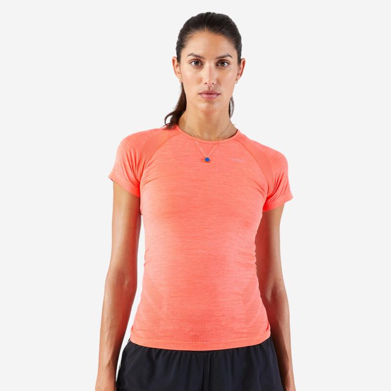 Camiseta Running Trail slim sin costuras mujer KIPRUN Run 500 Confort slim coral