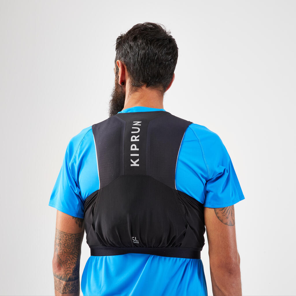 “Unisex” taku skriešanas sacensību veste ar pudeļu turētāju “Kiprun”, 5 l, melna