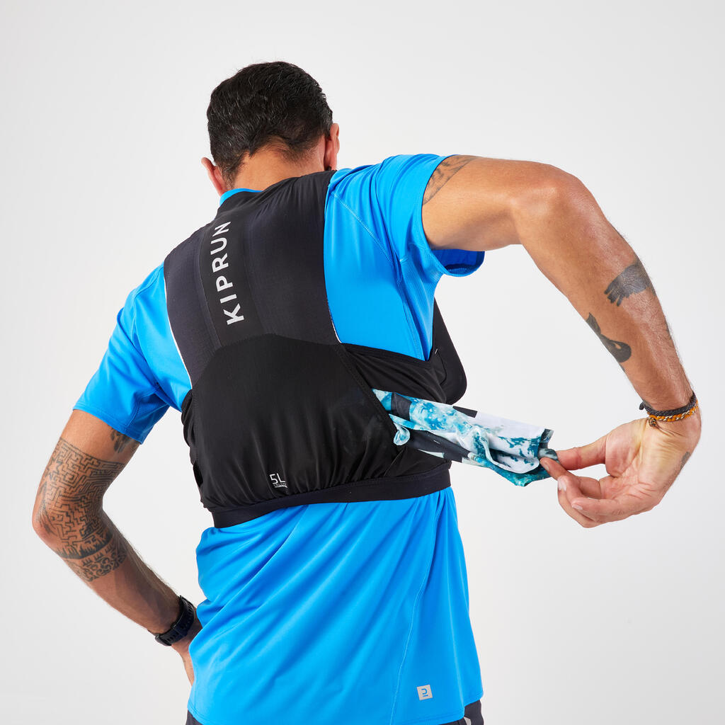 “Unisex” taku skriešanas sacensību veste ar pudeļu turētāju “Kiprun”, 5 l, melna