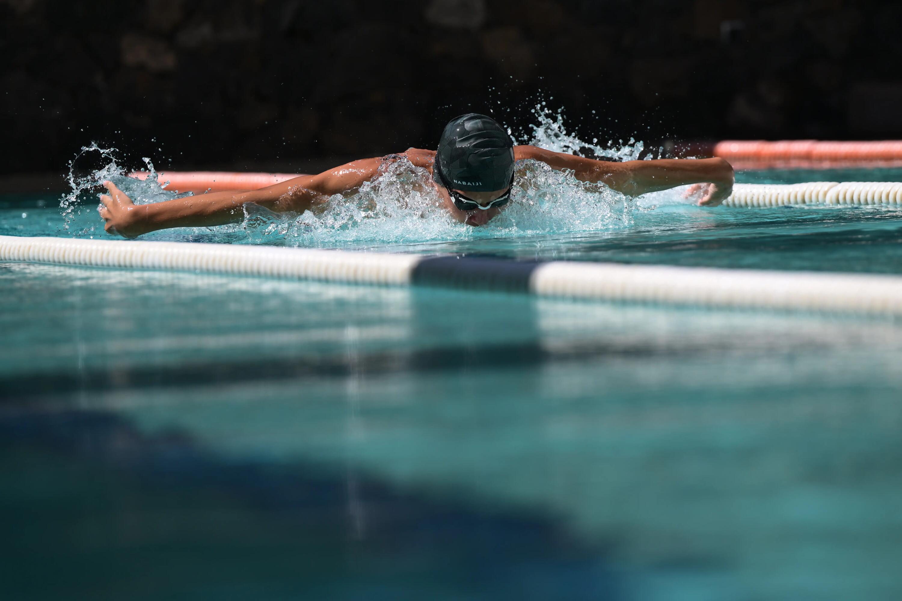 Schwimmer im Schwimmbecken im Schmetterlingstil
