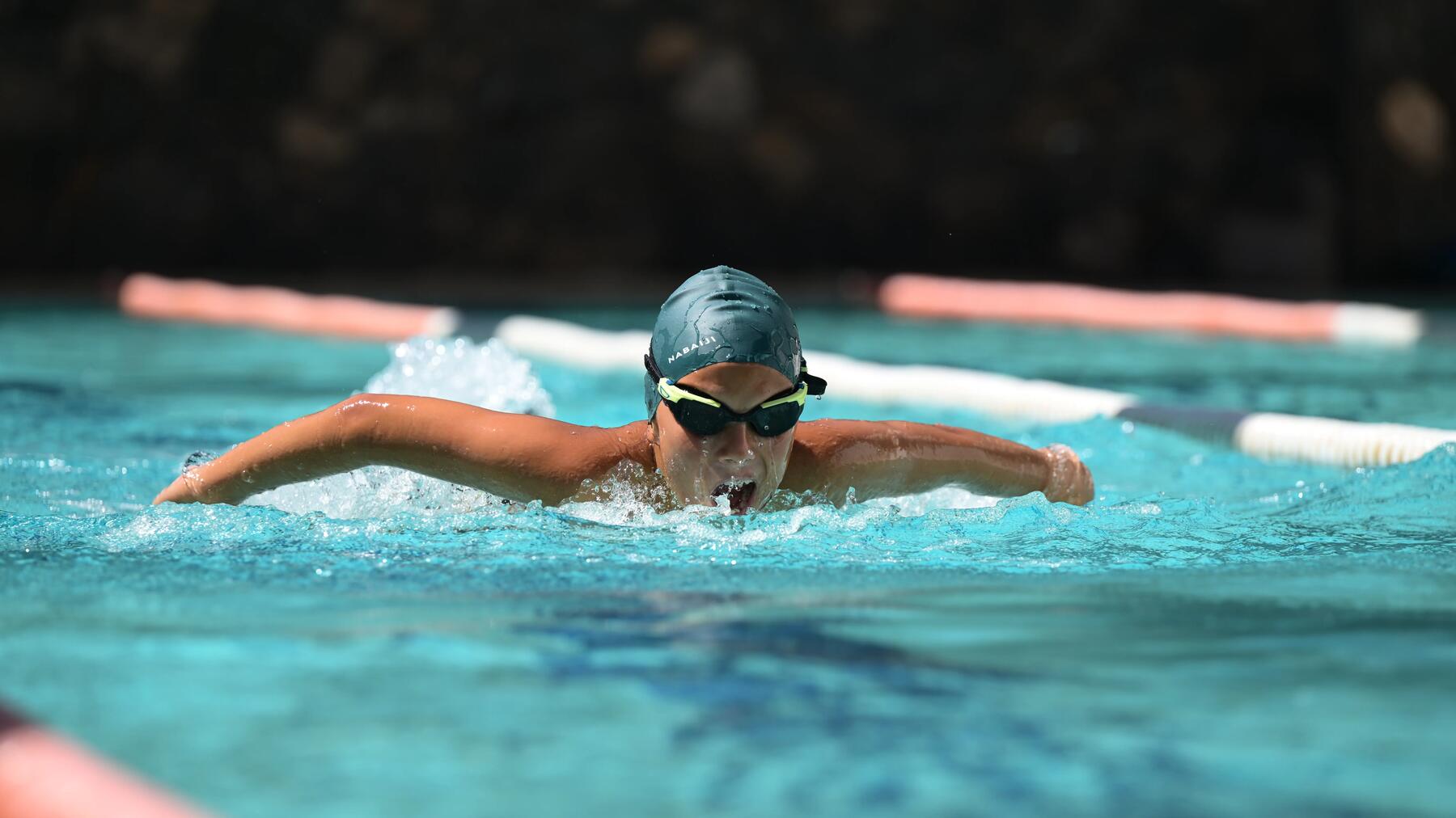 mujer nadando a braza
