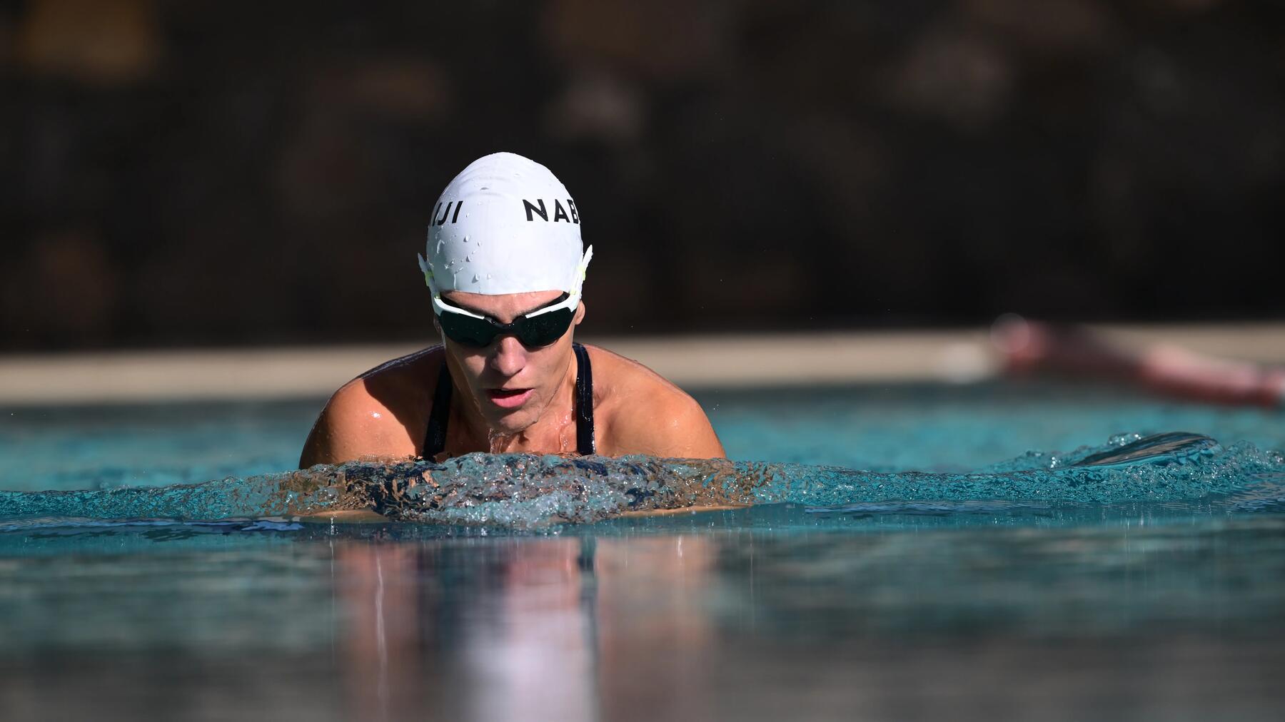mujer nadando a braza
