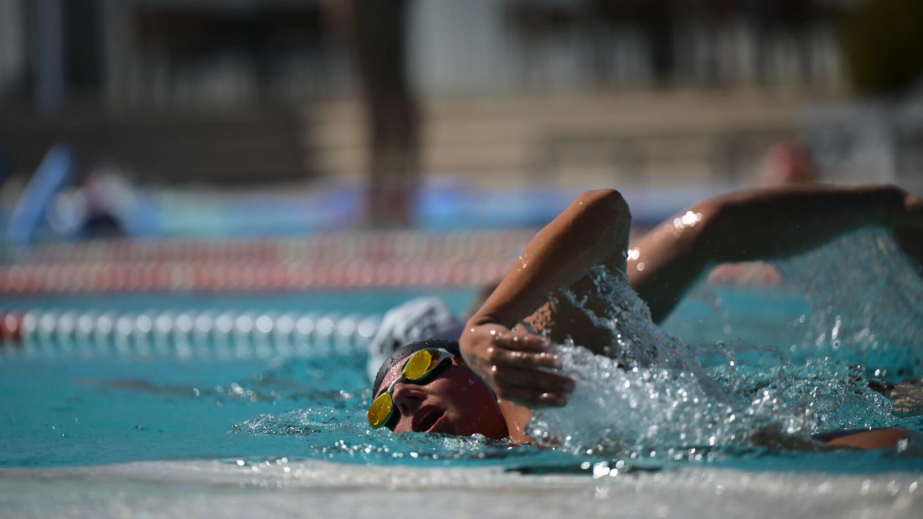Eine Frau schwimmt in einem Outdoor-Schwimmanzug
