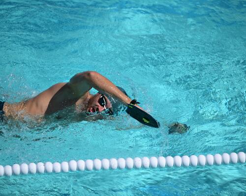 Nageuse en train de nager le crawl en piscine