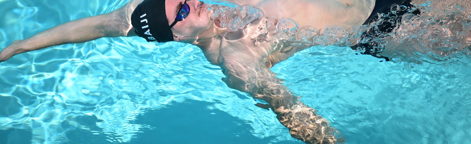 Nageurs et nageuses en train de faire des éxercices d'éducatifs en dos