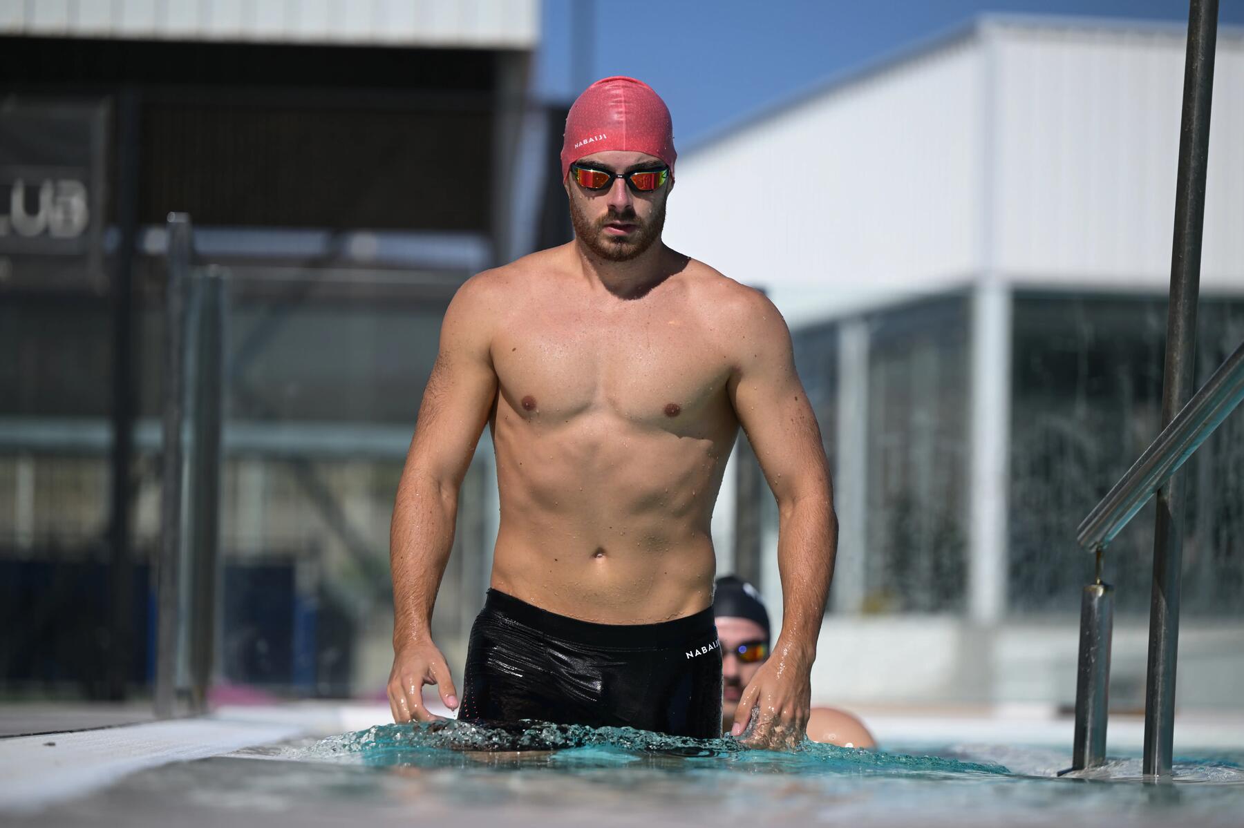 hombre entrando en piscina