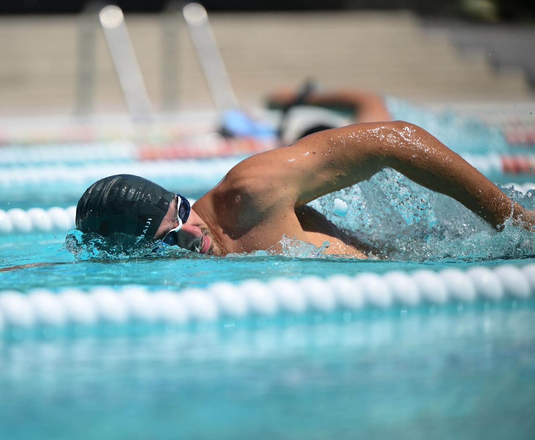 Triathlètes en train de courir vers l'eau pendant un triathlon