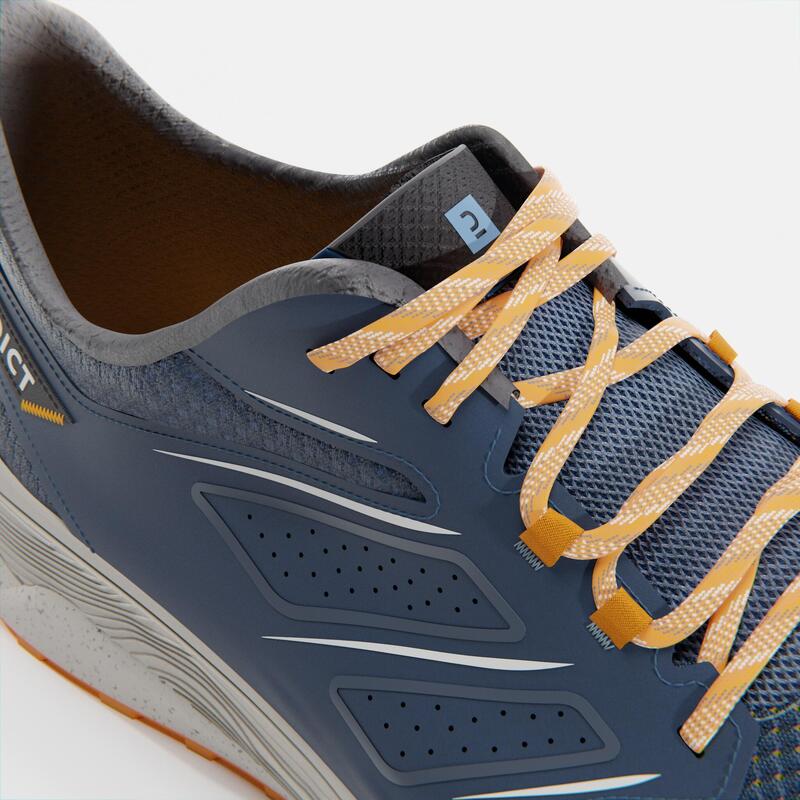 Zapatillas de running de estabilidad y amortiguación. nueva zapatilla o zapatilla  para correr sin marca con tubo de papel amarillo. calzado deportivo de  hombre. par de zapatos deportivos.