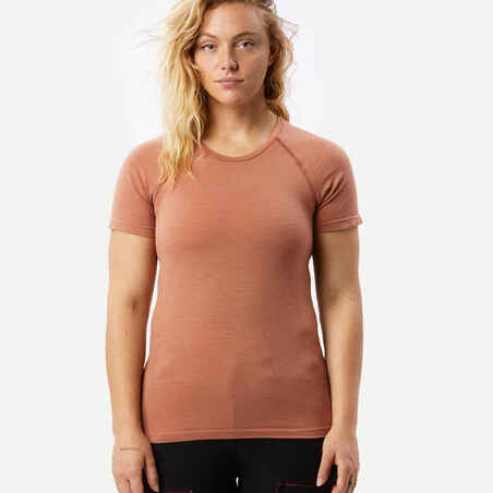 Oranžna ženska brezšivna pohodniška majica iz merino volne MT900 