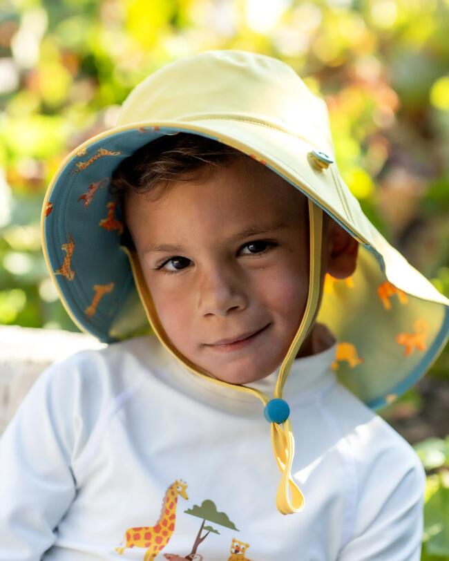 Kind mit wendbarem Sonnenhut