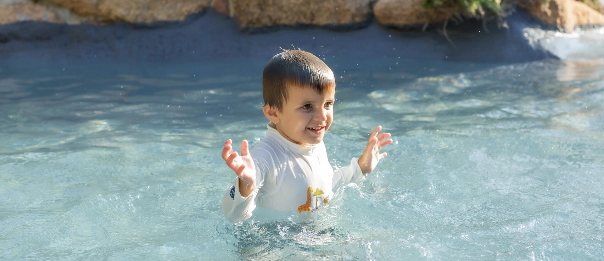 Kinder mit UV-Shirt am Surfen