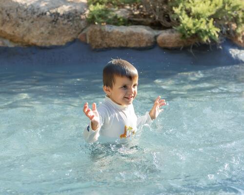 Kinder mit UV-Shirt am Surfen