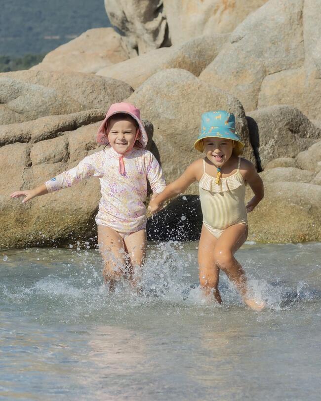 Kinder spielen im Wasser