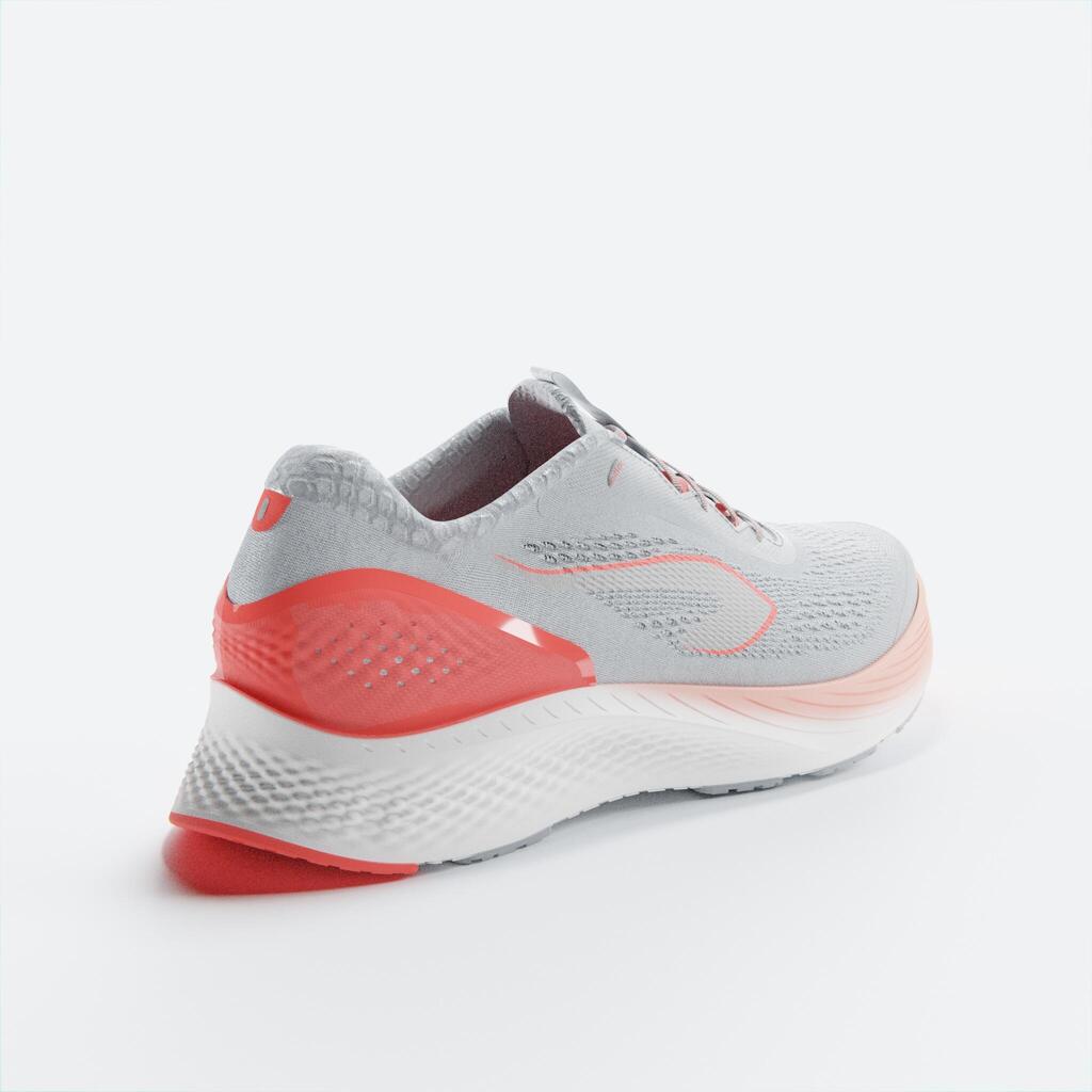 CALZADO RUNNING MUJER KIPRUN KS 500 2 GRIS Y ROJO CORAL