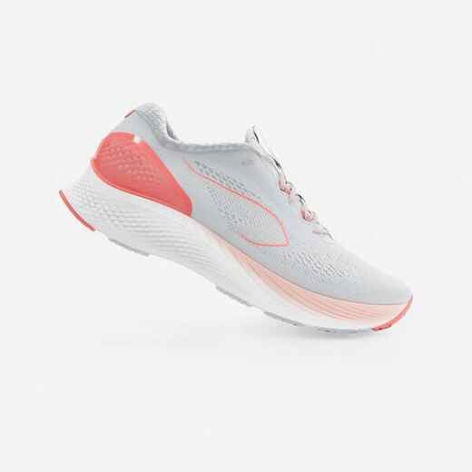 
      ZAPATILLAS RUNNING MUJER KIPRUN KS 500 2 GRIS Y ROJO CORAL
  