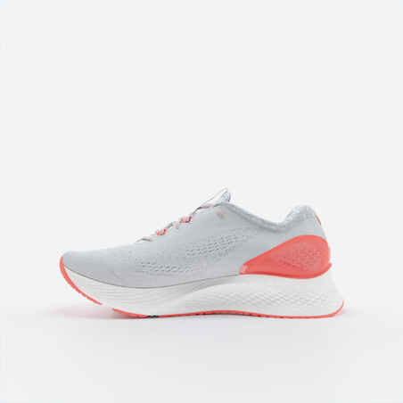 WOMEN'S KIPRUN KS 500 2 RUNNING SHOES - GREY AND CORAL