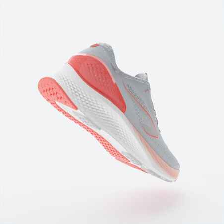 ZAPATILLAS RUNNING MUJER KIPRUN KS 500 2 GRIS Y ROJO CORAL