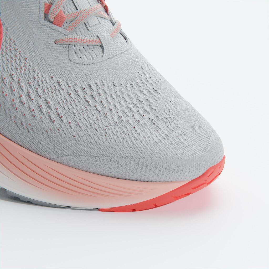 CALZADO RUNNING MUJER KIPRUN KS 500 2 GRIS Y ROJO CORAL