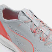 WOMEN'S KIPRUN KS 500 2 RUNNING SHOES - GREY AND CORAL