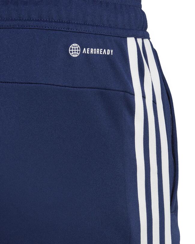 Nahaufnahme des Bunds einer dunkelblauen Sporthose mit weißen Adidas-Streifen und dem AEROREADY-Logo.