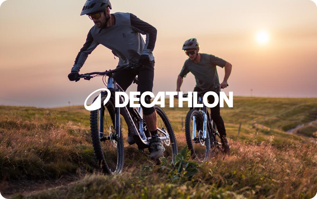 Une carte cadeau Decathlon bleue avec le logo au centre