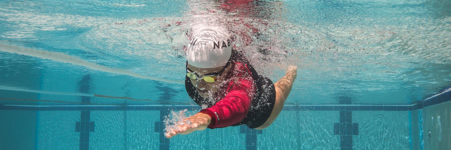 Frau trainiert ihre Beine beim Schwimmtraining