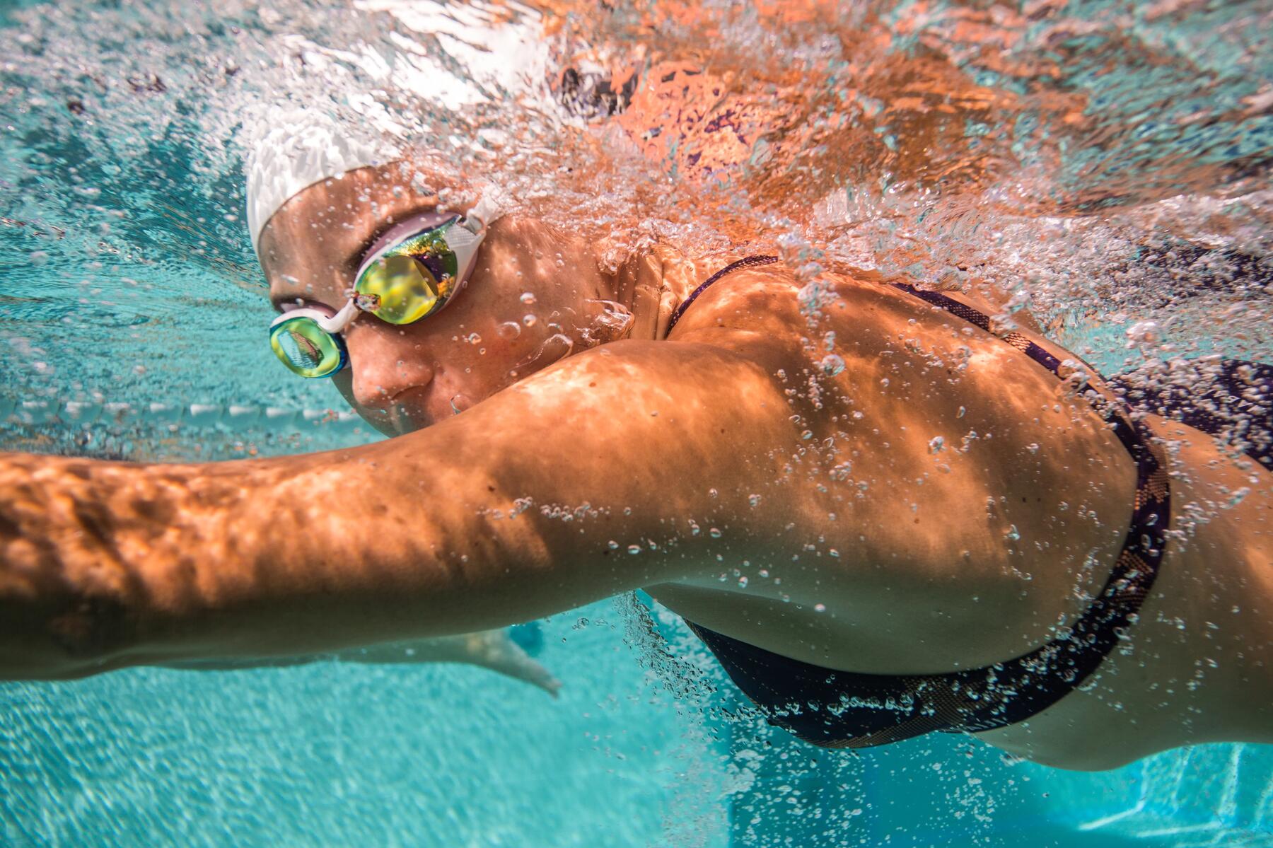 Finde heraus, wieso du bei Rückenschmerzen mit dem Schwimmen anfangen solltest.