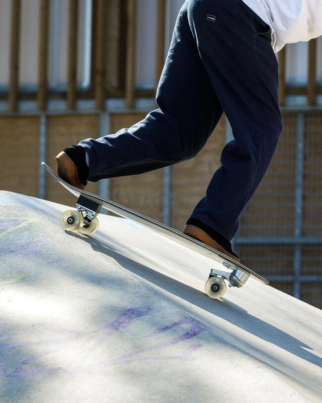 Patinador bajando una rampa
