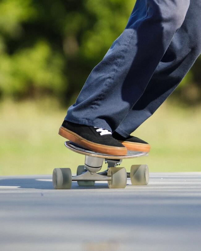 Patinador balanceándose sobre la tabla de longoboard
