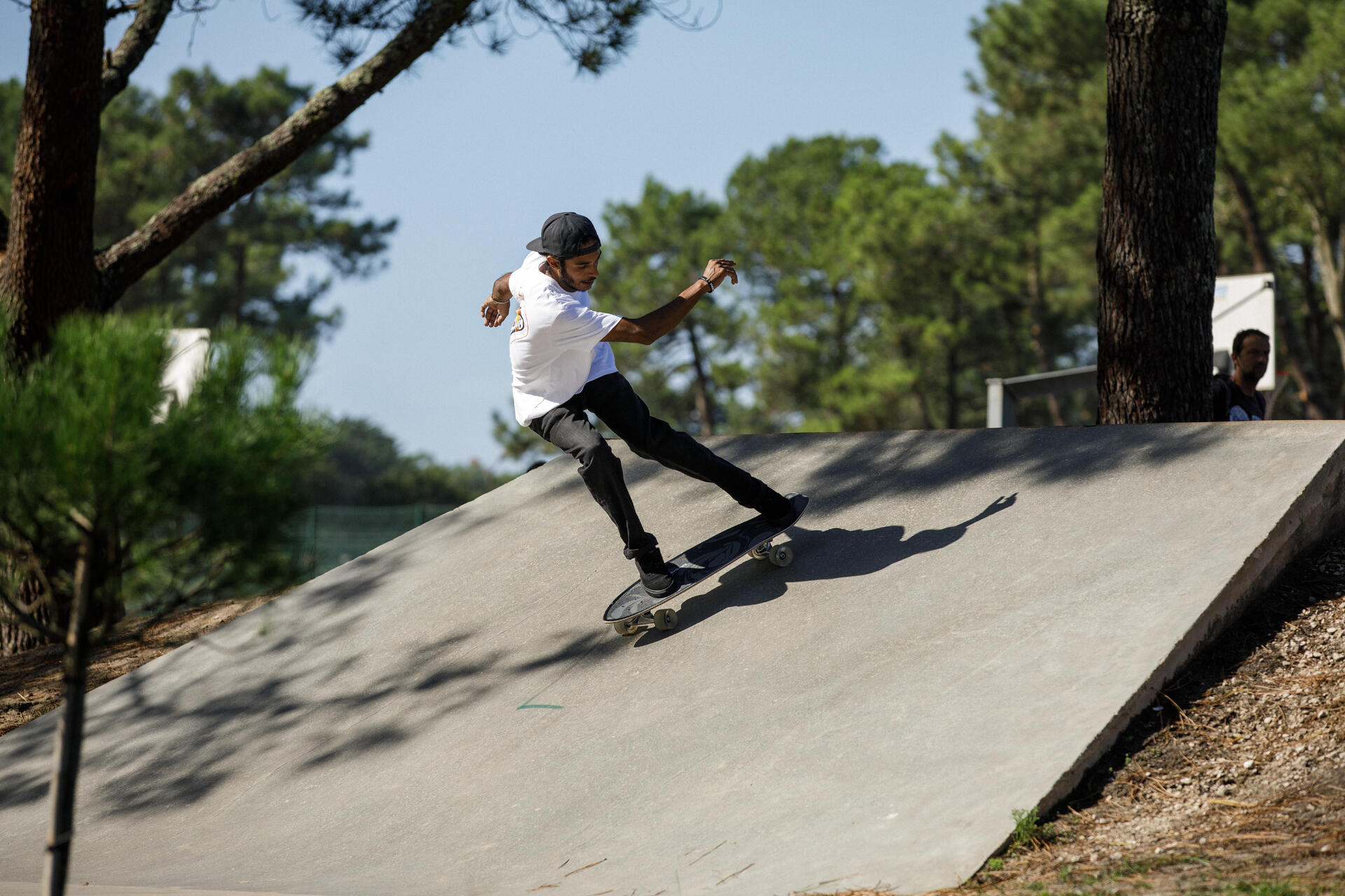 Mężczyzna jeżdżący na desce typu surfskate na skateparku