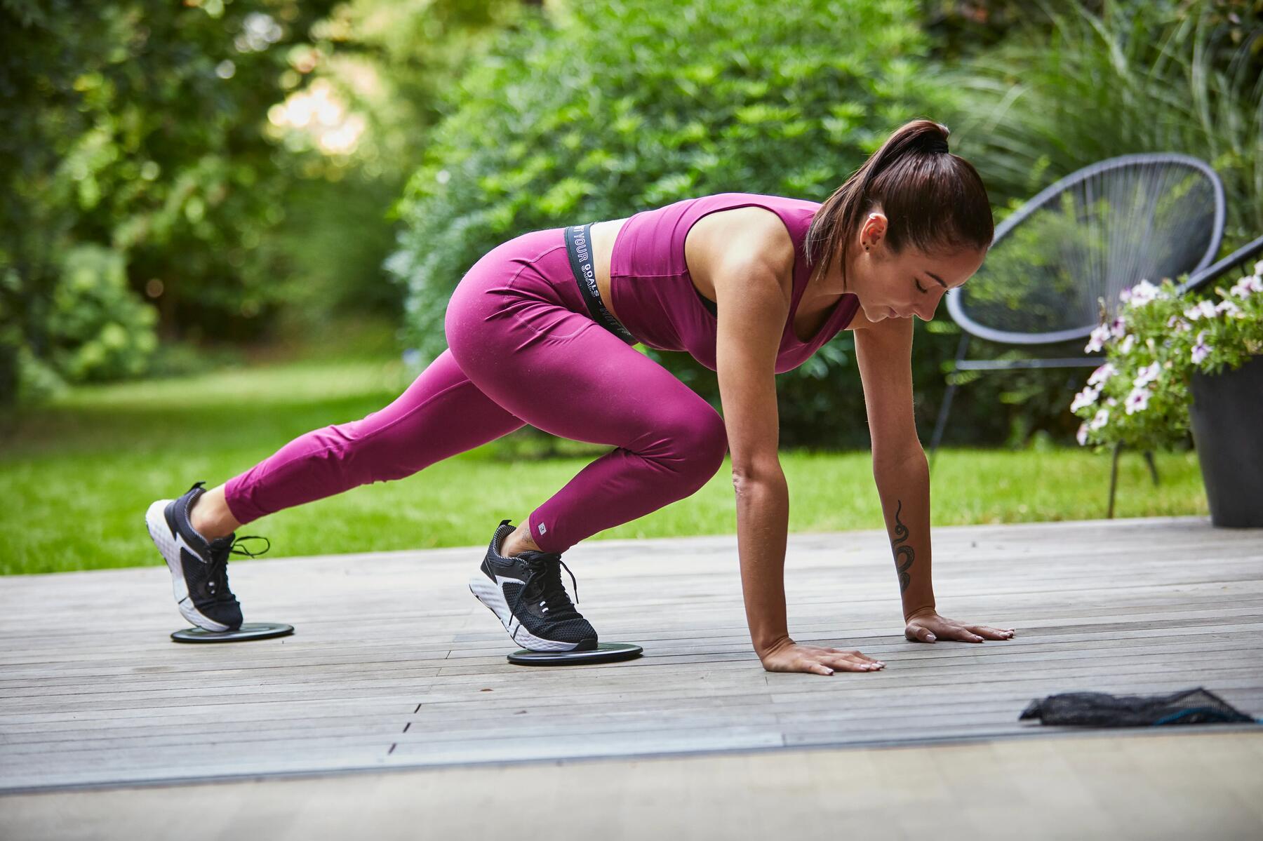 mujer haciendo ejercicio de rodillas al pecho