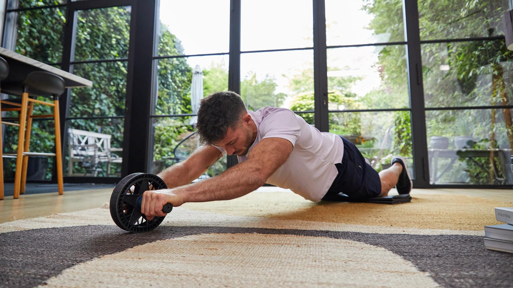 hombre haciendo abdominales con rueda