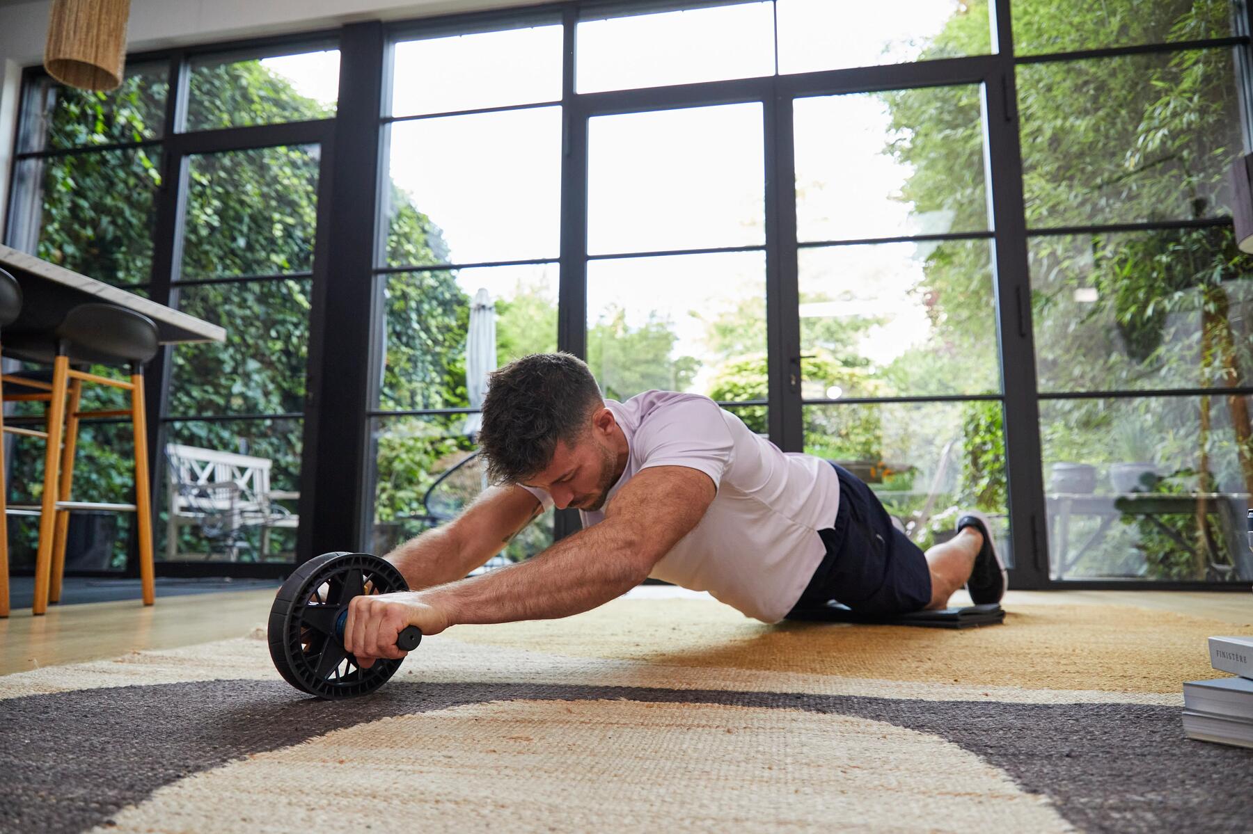 Mężczyzna ćwiczący mięśnie brzucha skupiający się na swoim oddechu