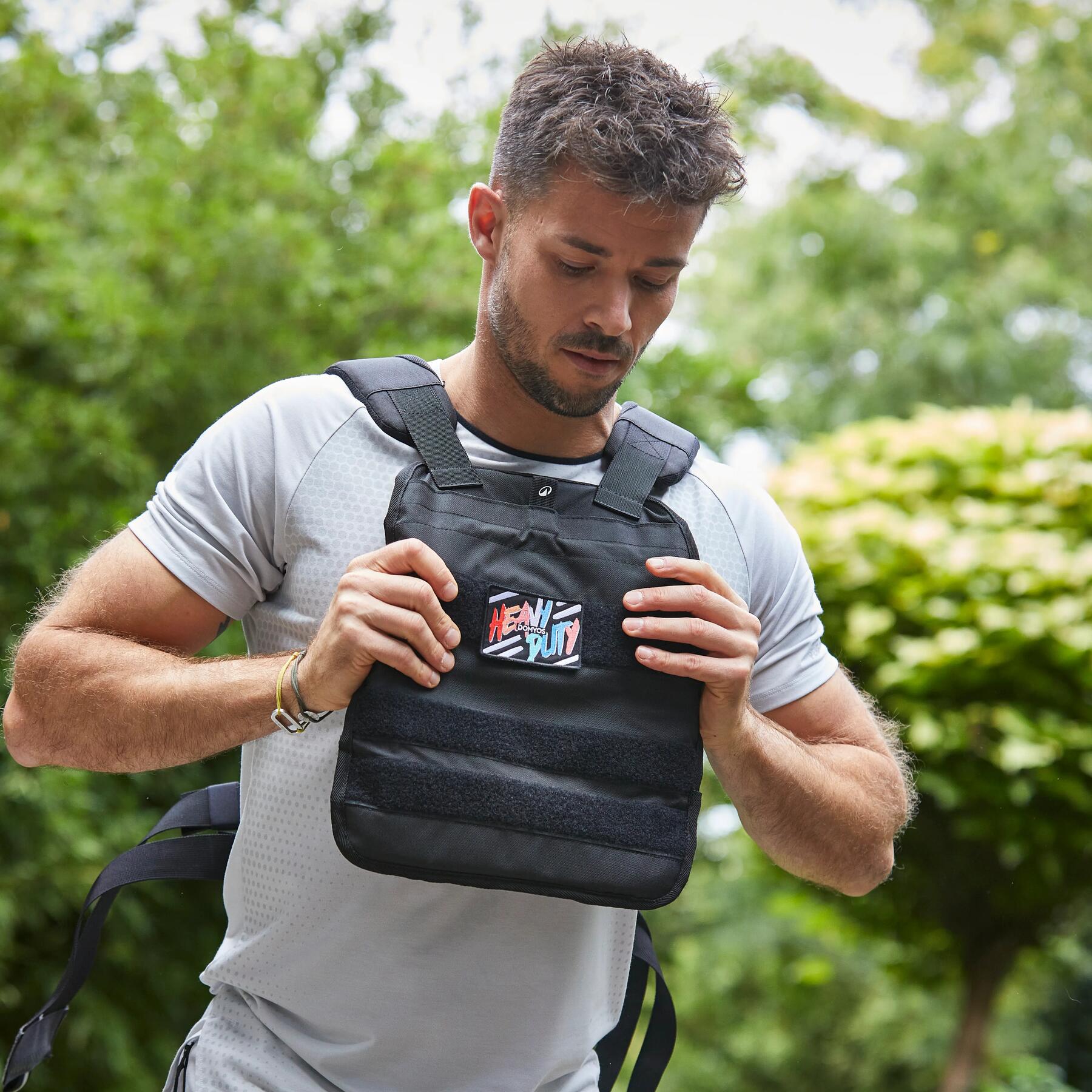 hombre con mochila practicando rucking