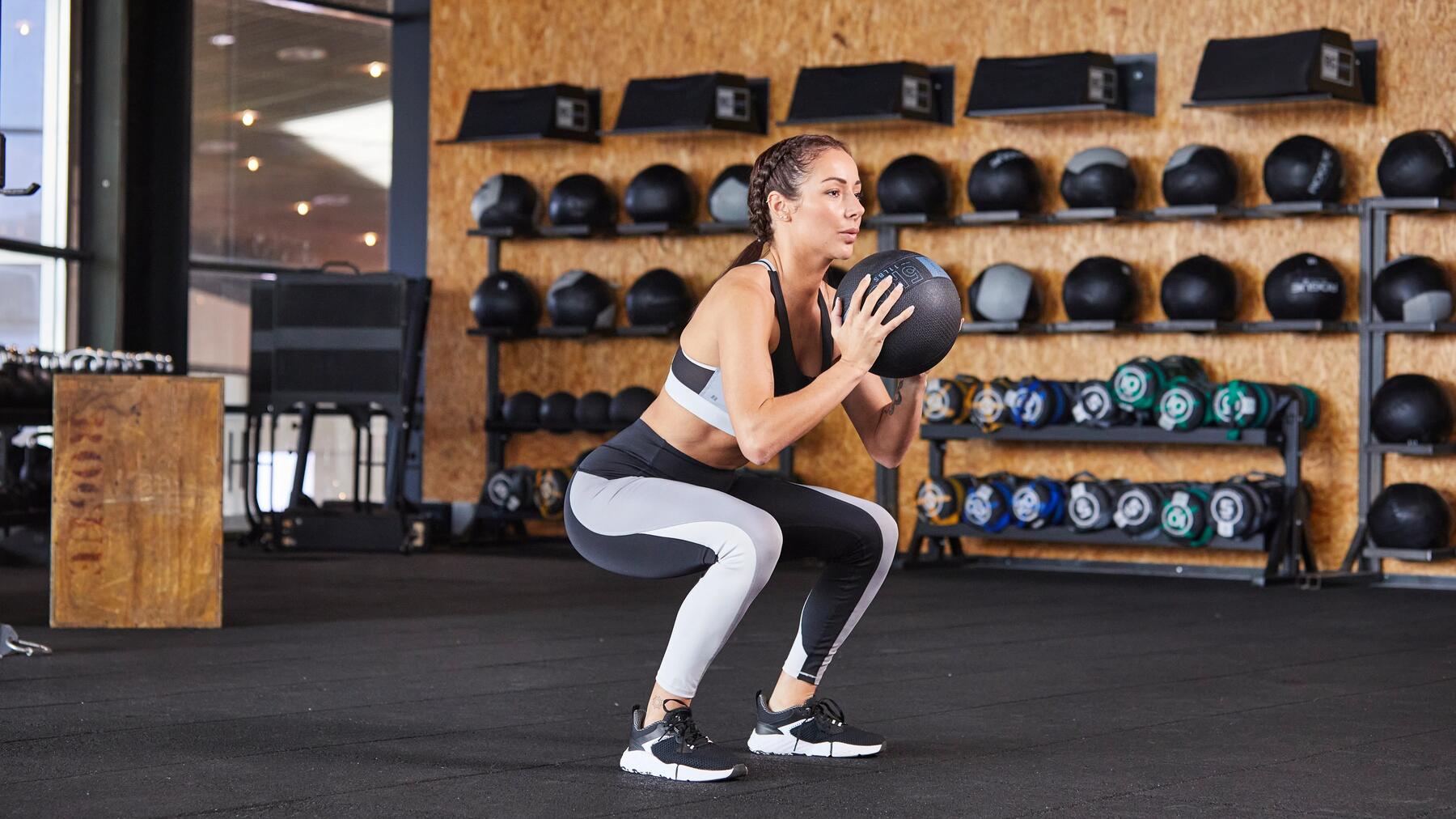 vrouw die plyometrische squats uitvoert