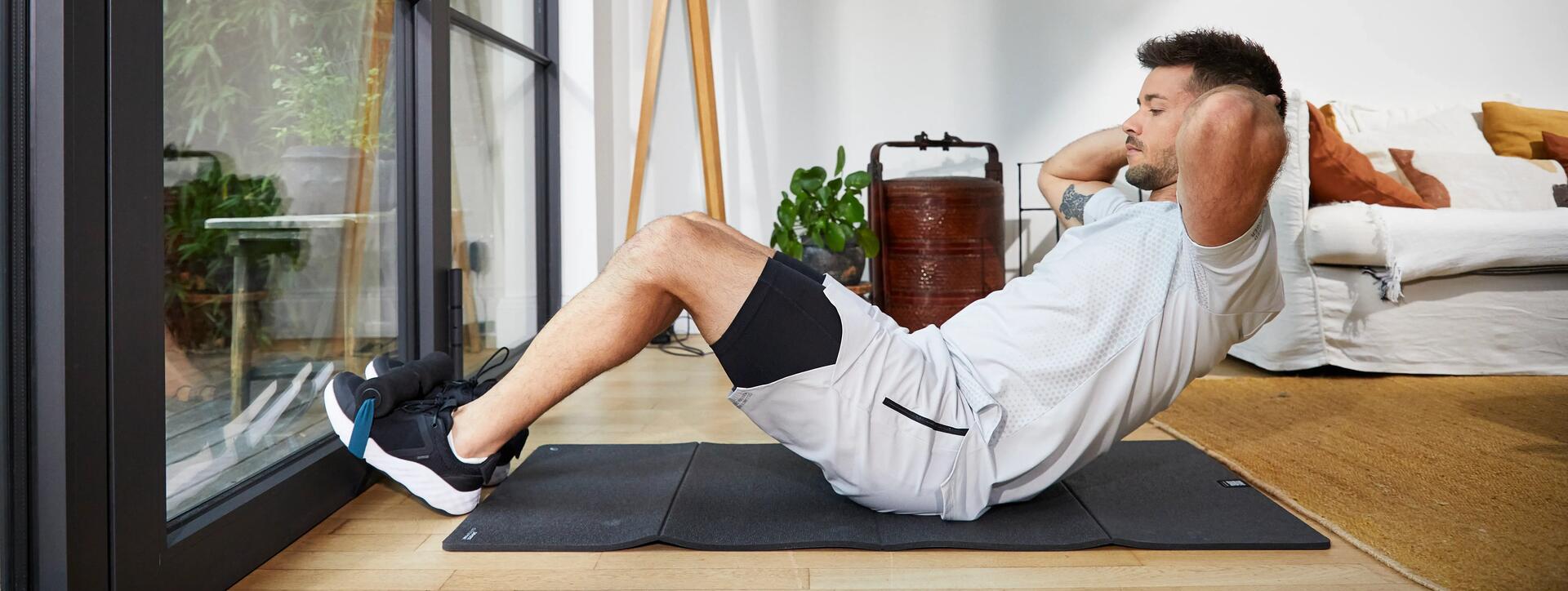 hombre haciendo abdominales