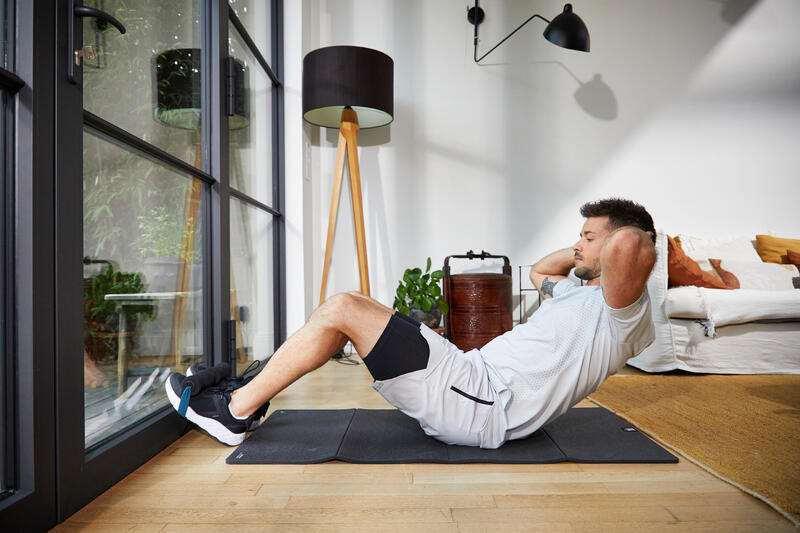 Brzuszki z gumą oporową (Janda sit up) – ćwiczenie na brzuch