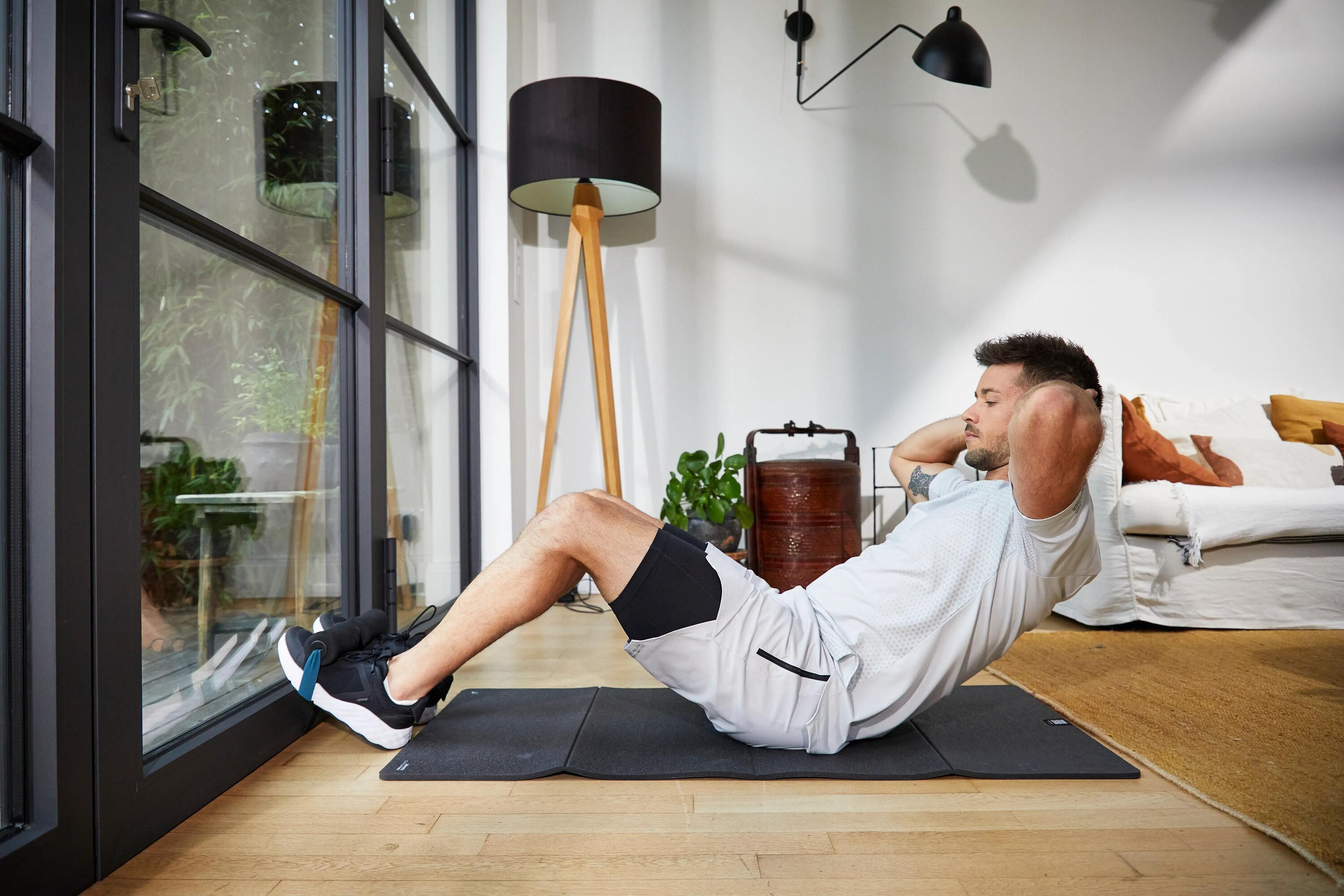 Brzuszki z gumą oporową (Janda sit up) – ćwiczenie na brzuch
